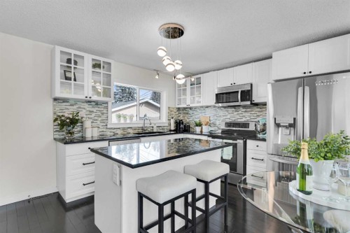 4224 Worcester Drive Sw, Calgary, AB - Indoor Photo Showing Kitchen With Upgraded Kitchen