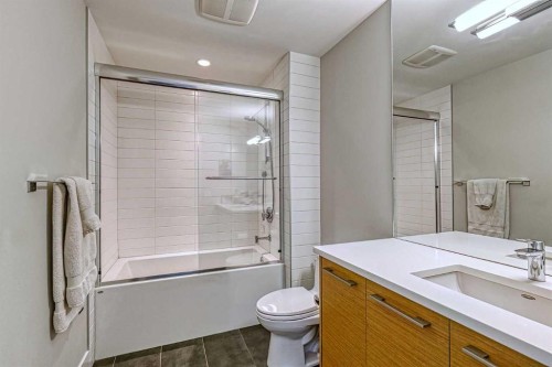 2418 24A Street Sw, Calgary, AB - Indoor Photo Showing Bathroom