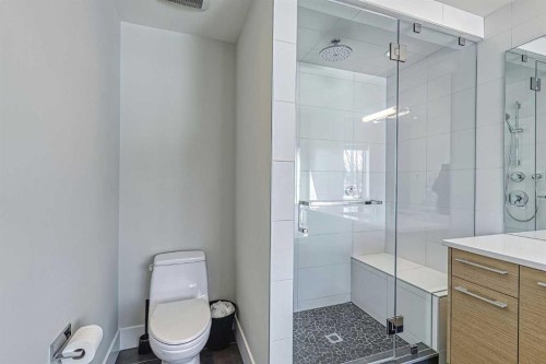 2418 24A Street Sw, Calgary, AB - Indoor Photo Showing Bathroom