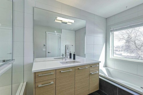 2418 24A Street Sw, Calgary, AB - Indoor Photo Showing Bathroom