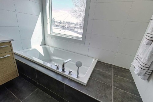 2418 24A Street Sw, Calgary, AB - Indoor Photo Showing Bathroom
