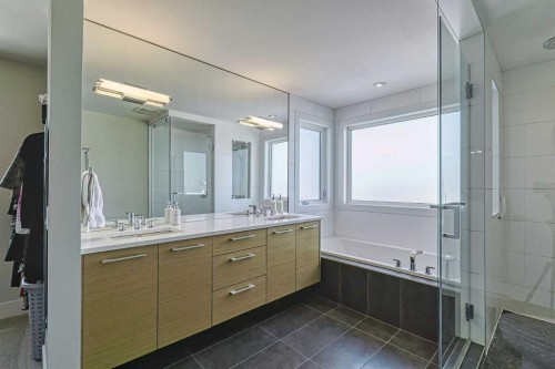 2418 24A Street Sw, Calgary, AB - Indoor Photo Showing Bathroom