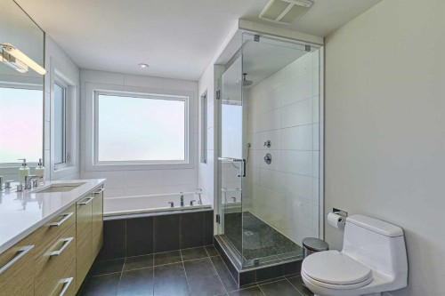 2418 24A Street Sw, Calgary, AB - Indoor Photo Showing Bathroom