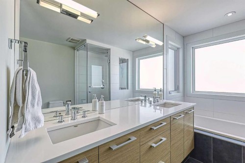 2418 24A Street Sw, Calgary, AB - Indoor Photo Showing Bathroom