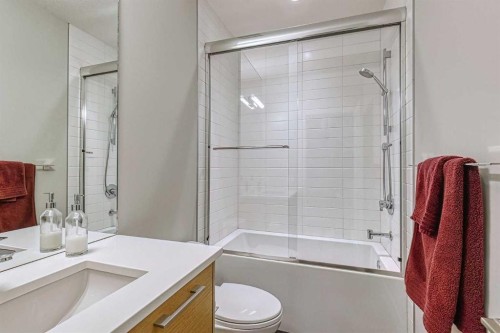 2418 24A Street Sw, Calgary, AB - Indoor Photo Showing Bathroom
