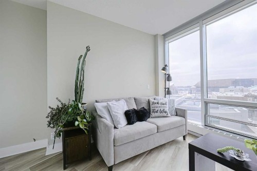 705-433 11 Avenue Se, Calgary, AB - Indoor Photo Showing Living Room