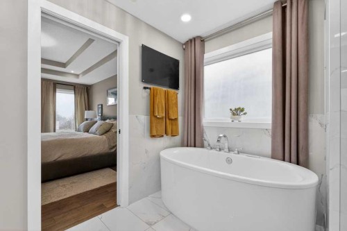 105 Westpoint Way Sw, Calgary, AB - Indoor Photo Showing Bathroom