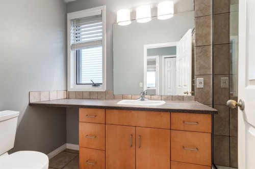 1749 7 Avenue Nw, Calgary, AB - Indoor Photo Showing Bathroom
