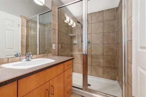 1749 7 Avenue Nw, Calgary, AB - Indoor Photo Showing Bathroom