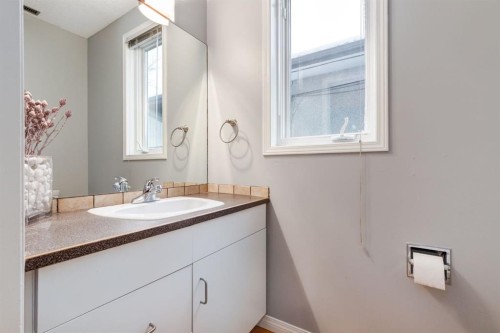 1749 7 Avenue Nw, Calgary, AB - Indoor Photo Showing Bathroom