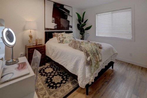 90 Royal Crest Point Nw, Calgary, AB - Indoor Photo Showing Bedroom