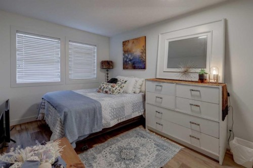 90 Royal Crest Point Nw, Calgary, AB - Indoor Photo Showing Bedroom