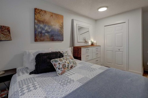 90 Royal Crest Point Nw, Calgary, AB - Indoor Photo Showing Bedroom