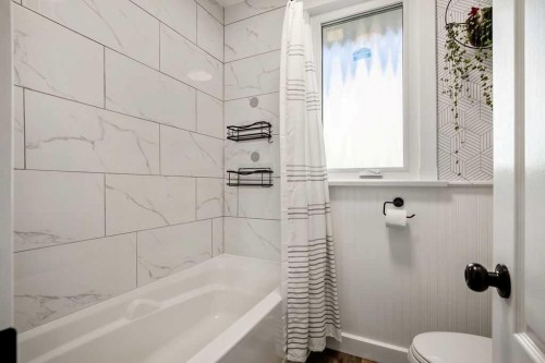 330 3 Avenue Se, High River, AB - Indoor Photo Showing Bathroom