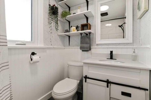 330 3 Avenue Se, High River, AB - Indoor Photo Showing Bathroom