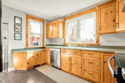 330 3 Avenue Se, High River, AB - Indoor Photo Showing Kitchen