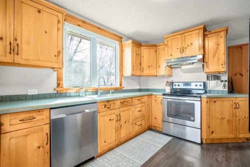 330 3 Avenue Se, High River, AB - Indoor Photo Showing Kitchen With Double Sink