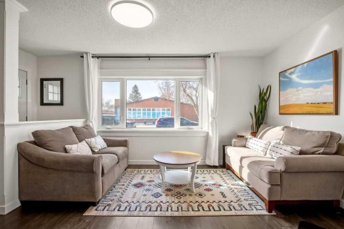 330 3 Avenue Se, High River, AB - Indoor Photo Showing Living Room