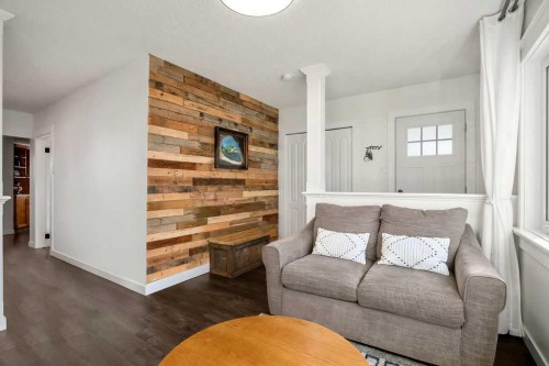 330 3 Avenue Se, High River, AB - Indoor Photo Showing Living Room