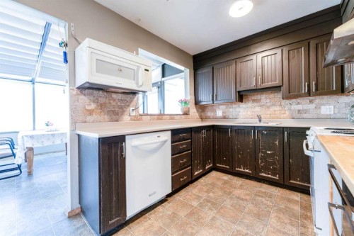 2018 Cottonwood Crescent Se, Calgary, AB - Indoor Photo Showing Kitchen