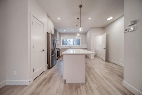 81 Royal Elm Green Nw, Calgary, AB - Indoor Photo Showing Kitchen