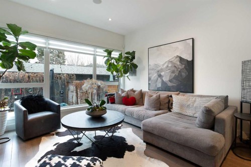 1911 31 Avenue Sw, Calgary, AB - Indoor Photo Showing Living Room