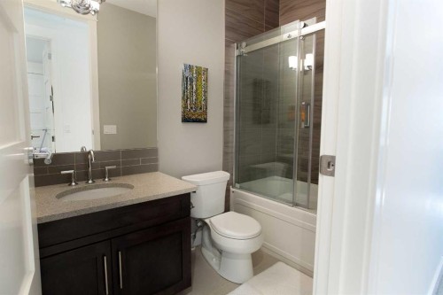 1911 31 Avenue Sw, Calgary, AB - Indoor Photo Showing Bathroom