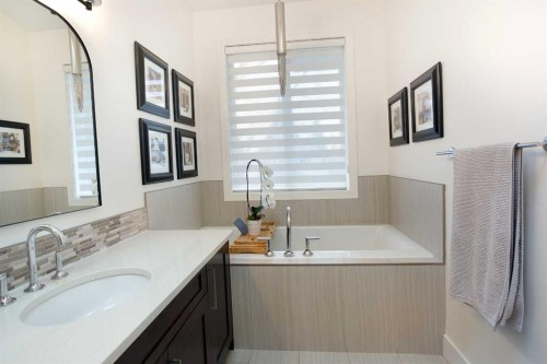 1911 31 Avenue Sw, Calgary, AB - Indoor Photo Showing Bathroom