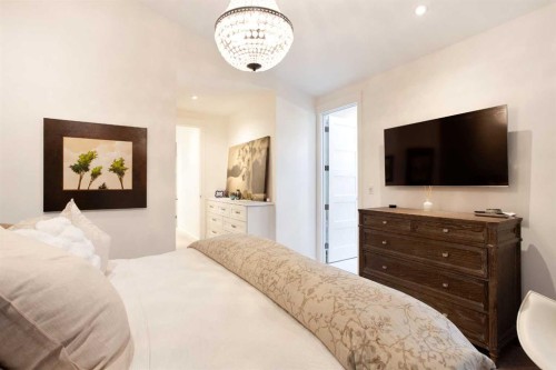 1911 31 Avenue Sw, Calgary, AB - Indoor Photo Showing Bedroom