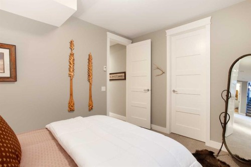 1911 31 Avenue Sw, Calgary, AB - Indoor Photo Showing Bedroom