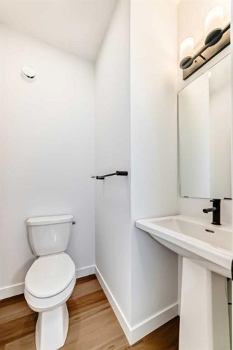 86 Heirloom Passage Se, Calgary, AB - Indoor Photo Showing Bathroom
