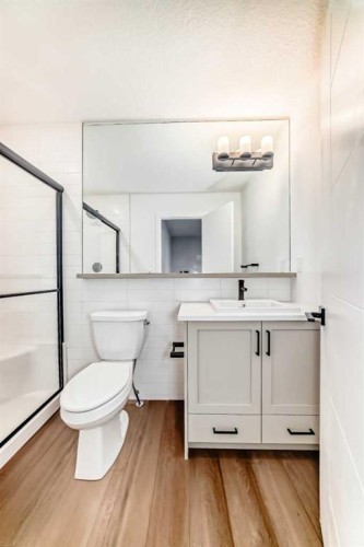 86 Heirloom Passage Se, Calgary, AB - Indoor Photo Showing Bathroom