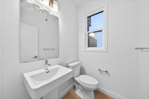 90 Heirloom Passage Se, Calgary, AB - Indoor Photo Showing Bathroom