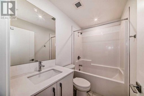 2409-395 Skyview Parkway Ne, Calgary, AB - Indoor Photo Showing Bathroom