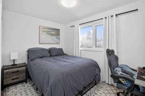 128 Bernard Close Nw, Calgary, AB - Indoor Photo Showing Bedroom