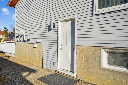 128 Bernard Close Nw, Calgary, AB - Outdoor With Exterior