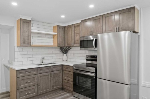 128 Bernard Close Nw, Calgary, AB - Indoor Photo Showing Kitchen With Upgraded Kitchen