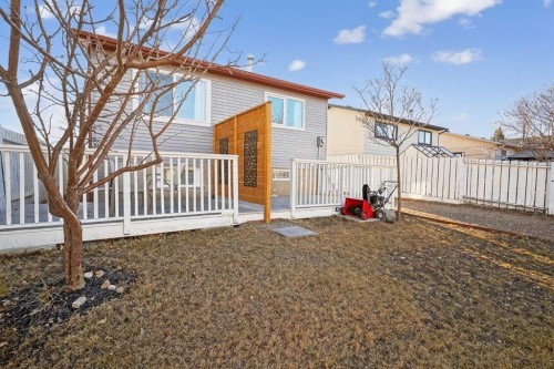 128 Bernard Close Nw, Calgary, AB - Outdoor