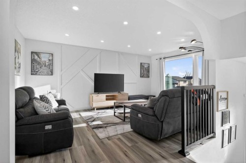 128 Bernard Close Nw, Calgary, AB - Indoor Photo Showing Living Room
