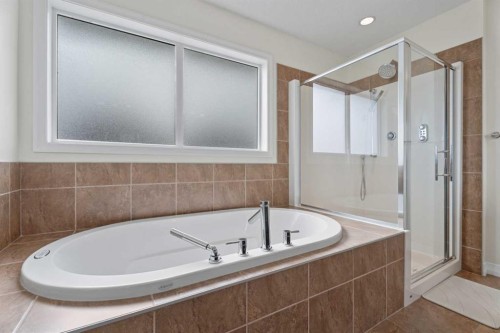 386 Mahogany Terrace Se, Calgary, AB - Indoor Photo Showing Bathroom
