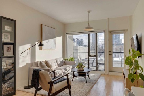 202-414 Meredith Road Ne, Calgary, AB - Indoor Photo Showing Living Room