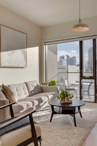 202-414 Meredith Road Ne, Calgary, AB - Indoor Photo Showing Living Room