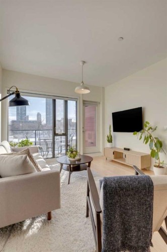 202-414 Meredith Road Ne, Calgary, AB - Indoor Photo Showing Other Room