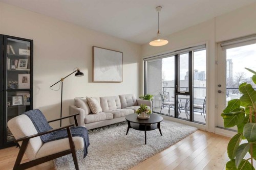202-414 Meredith Road Ne, Calgary, AB - Indoor Photo Showing Living Room
