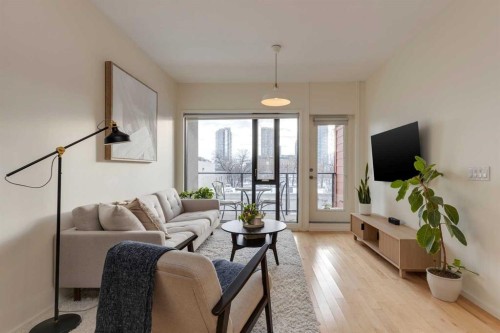 202-414 Meredith Road Ne, Calgary, AB - Indoor Photo Showing Living Room