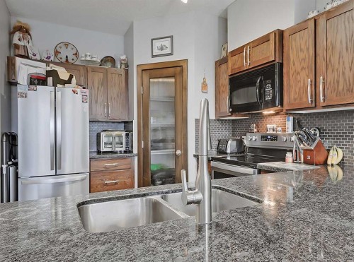 32-351 Monteith Drive Se, High River, AB - Indoor Photo Showing Kitchen With Double Sink With Upgraded Kitchen