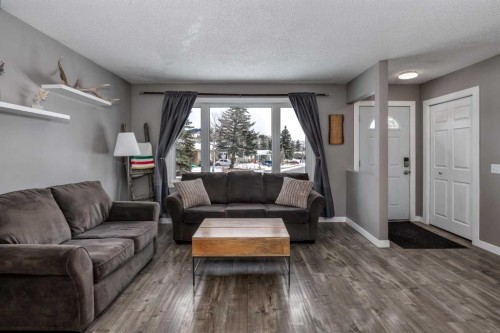 94 Glendale Way, Cochrane, AB - Indoor Photo Showing Living Room