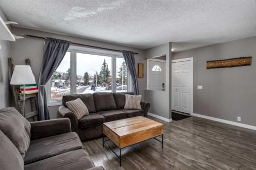 94 Glendale Way, Cochrane, AB - Indoor Photo Showing Living Room