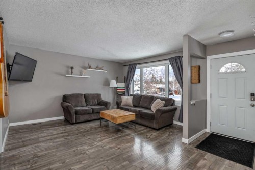 94 Glendale Way, Cochrane, AB - Indoor Photo Showing Living Room