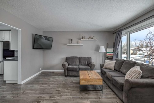 94 Glendale Way, Cochrane, AB - Indoor Photo Showing Living Room